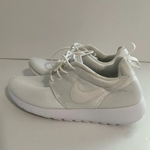 ✅️Nike  Women's Roshe Size 7Y - Triple White - Picture 9 of 14